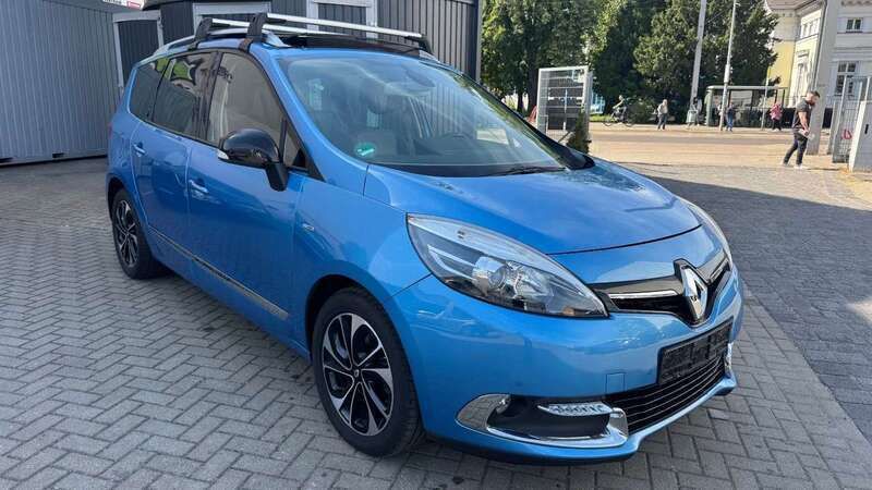 Blau majorelle Gebraucht 2015 Renault Scénic III Bose Edition Van / Kleinbus | 5.999 € (Etwas zu teuer) - Bild 1/4