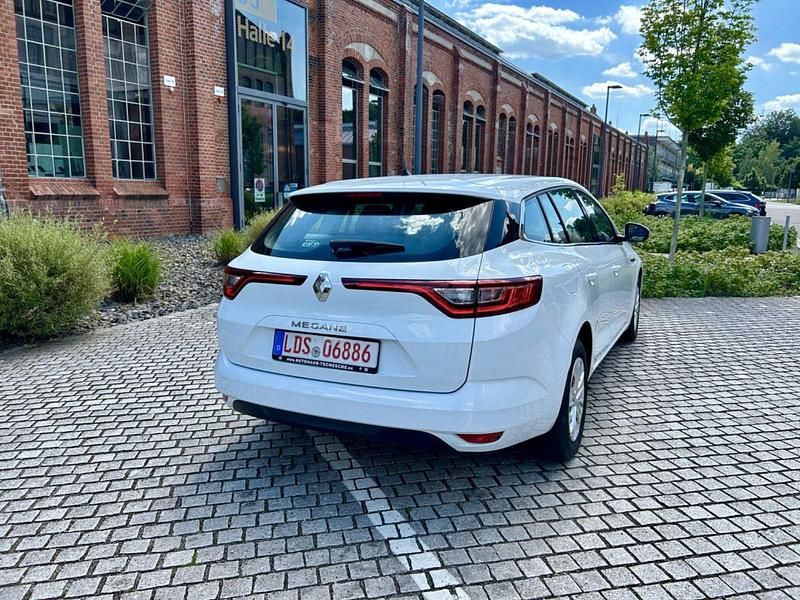 Gebraucht Renault Mégane GrandTour Life 116 PS (85 kW) 2019 Weiß Kombi