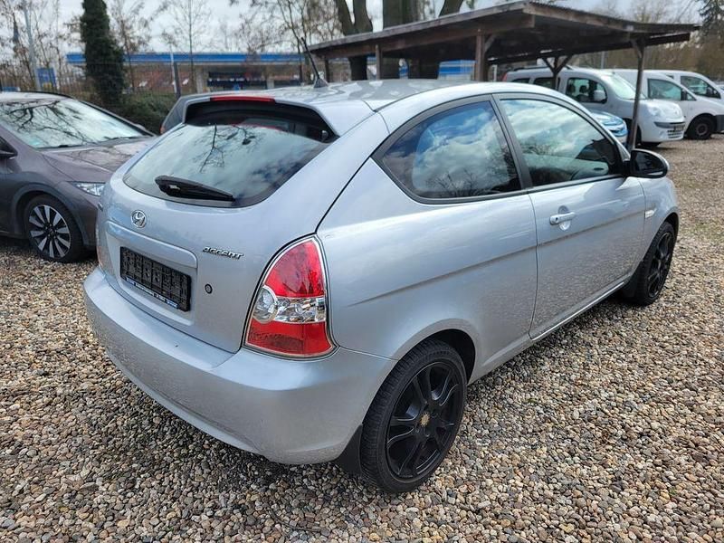 Gebraucht Hyundai Accent 97 PS (71 kW) 2007 Silber Limousine