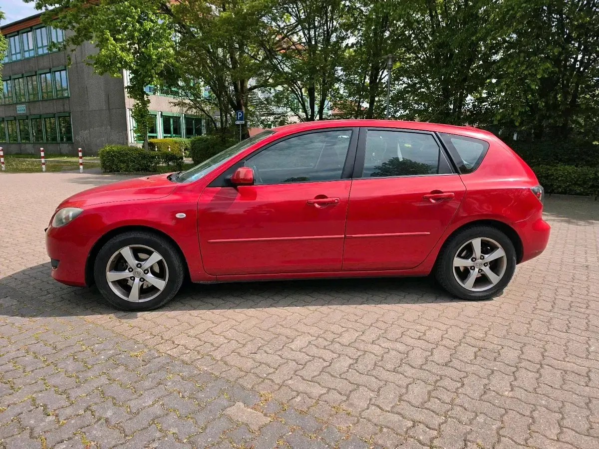 Używany Mazda 3 105 KM (77 kW) 2006 Czerwony Sedan/Limuzyna
