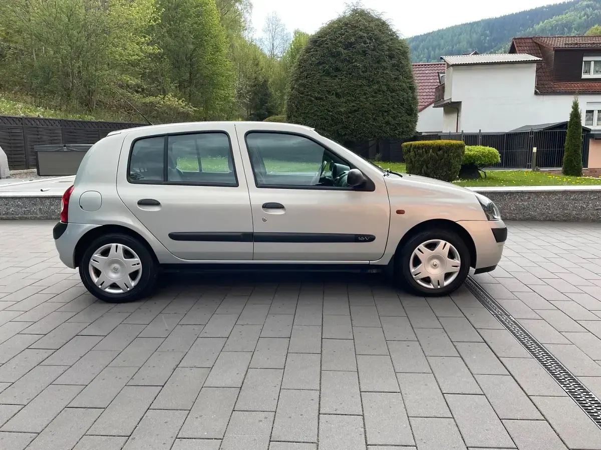 Używany Renault Clio II 75 KM (55 kW) 2002 Srebrny Hatchback