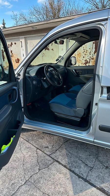 Gebraucht Citroën Berlingo 108 PS (79 kW) 2003 Silber Van / Kleinbus