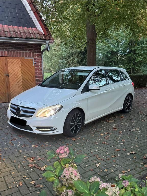 Weiß Gebraucht 2014 Mercedes B180 Van / Kleinbus | 8.450 € (Guter Preis) - Bild 1/4