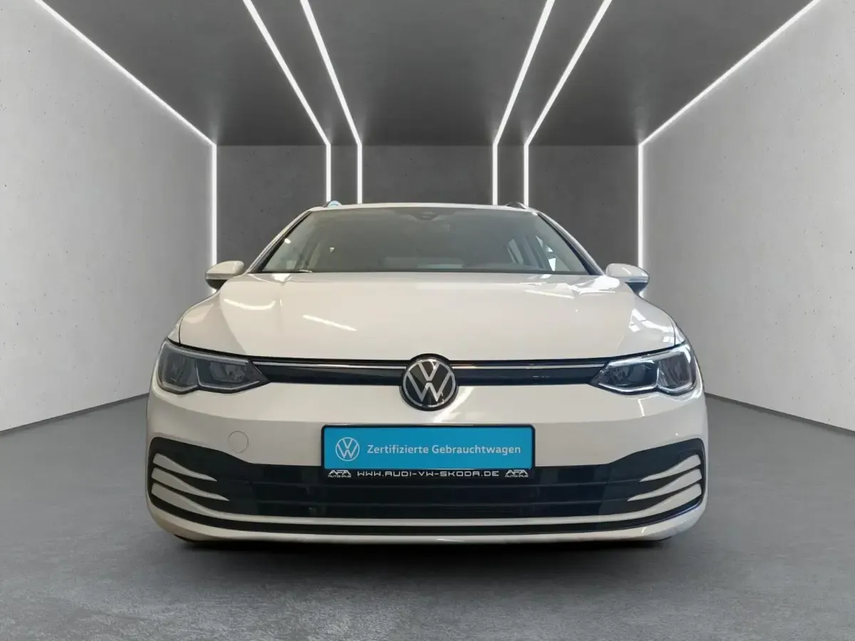 Gebraucht VW Golf VIII Life 150 PS (110 kW) 2024 Weiß Kombi