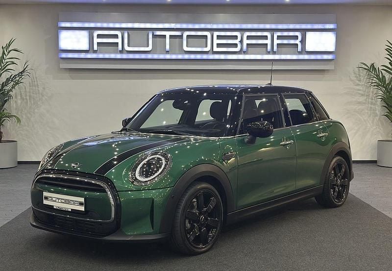 Gebraucht Mini Cooper Premium 136 PS (100 kW) 2024 British racing green iv Kleinwagen