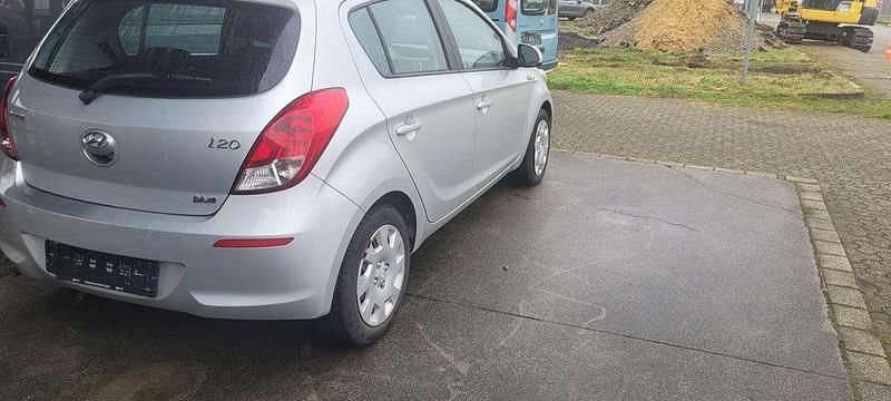 Gebraucht Hyundai i20 75 PS (55 kW) 2014 Silber Limousine