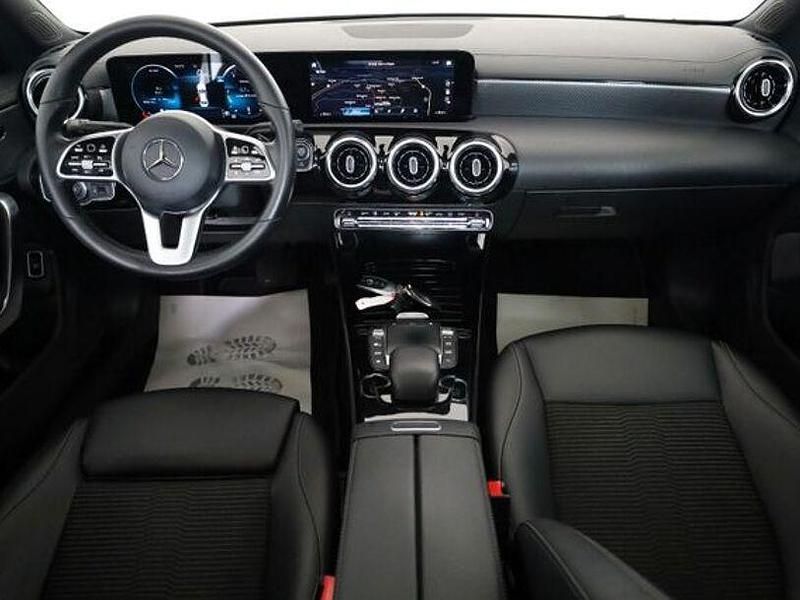Gebraucht Mercedes CLA200 212 PS (155 kW) 2021 Kosmosschwarz  metalliclack (metallic) Coupé