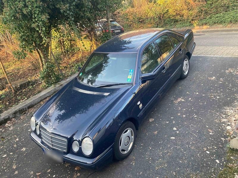 Gebraucht Mercedes E200 136 PS (100 kW) 1997 Blau Limousine