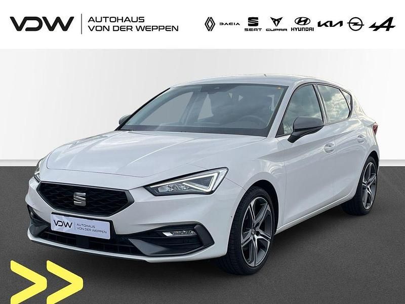 Weiß Gebraucht 2022 Seat Leon FR Limousine | 19.950 € (Fairer Preis) - Bild 1/4