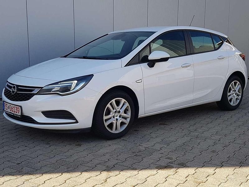 Gebraucht Opel Astra Dynamic 105 PS (77 kW) 2016 Weiß Limousine