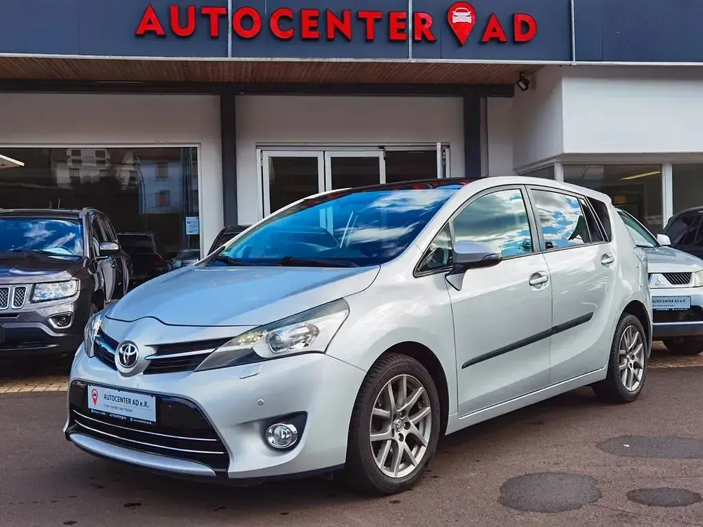 Gebraucht Toyota Verso Executive 177 PS (130 kW) 2013 Silber Van / Kleinbus