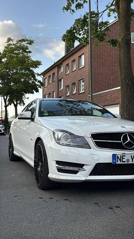 Weiß Gebraucht 2011 Mercedes C350 Edition 1 Coupé | 19.999 € (Teuer) - Bild 1/4
