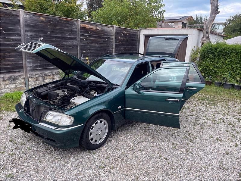 Grün Gebraucht 2000 Mercedes C200 Elegance Kombi | 7.900 € - Bild 1/4