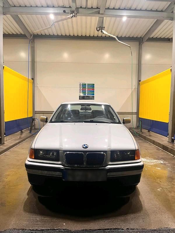 Gebraucht BMW 318 116 PS (85 kW) 1998 Silber Limousine
