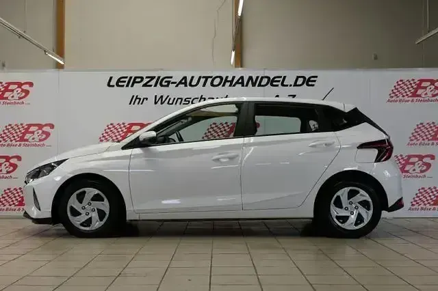 Gebraucht Hyundai i20 Select 101 PS (74 kW) 2022 Weiß Kleinwagen