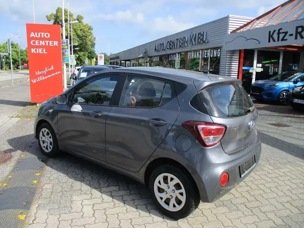 Gebraucht Hyundai i10 67 PS (49 kW) 2017 Grau (metallic) Kleinwagen
