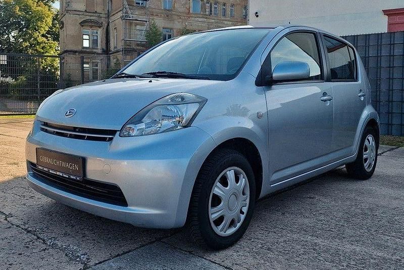 Silber Gebraucht 2006 Daihatsu YRV Plus Van / Kleinbus | 1.299 € - Bild 1/4
