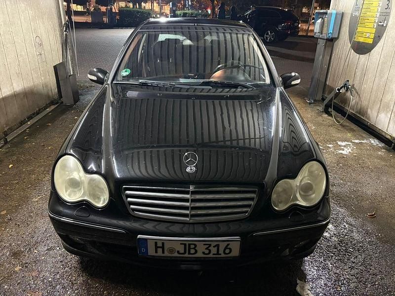 Schwarz Gebraucht 2004 Mercedes C200 Elegance Limousine | 2.000 € (Superpreis) - Bild 1/4