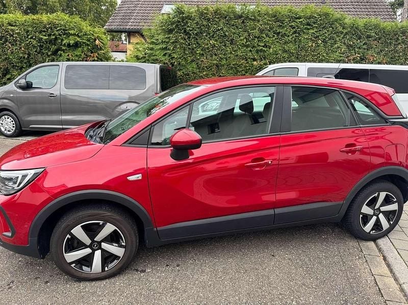 Chili rot/kardio rot Gebraucht 2021 Opel Crossland X Edition SUV | 12.990 € (Guter Preis) - Bild 1/4