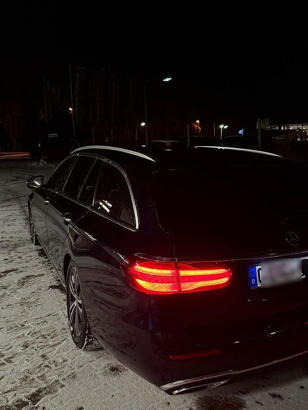 Gebraucht Mercedes E220 Avantgarde 194 PS (142 kW) 2017 Blau Kombi