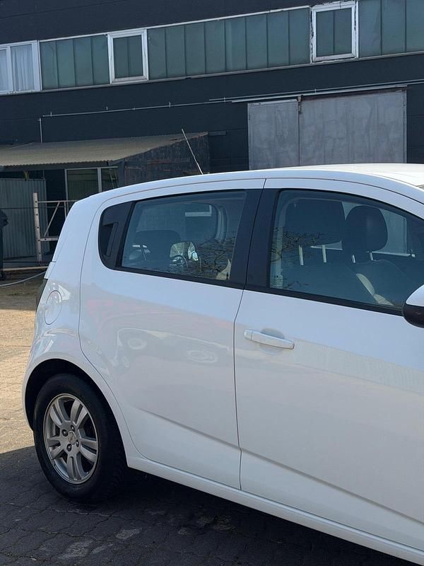 Gebraucht Chevrolet Aveo 100 PS (73 kW) 2011 Weiß Kleinwagen