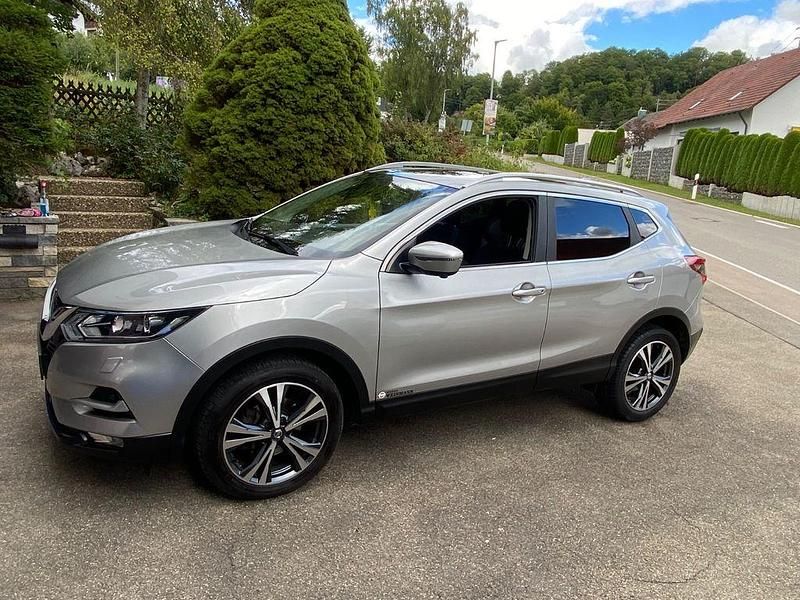 Grau Gebraucht 2018 Nissan Qashqai N-Connecta SUV | 13.600 € (Fairer Preis) - Bild 1/4