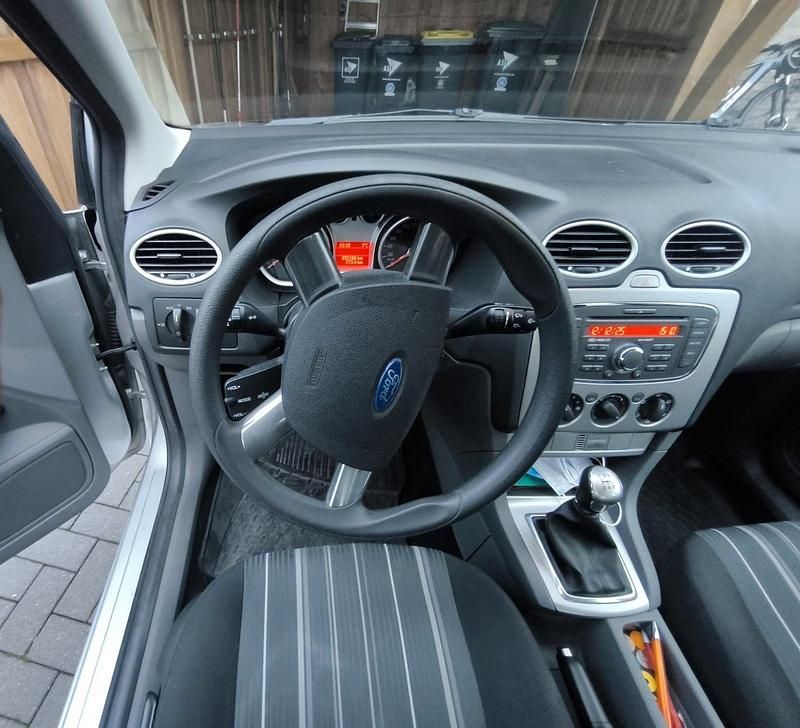 Gebraucht Ford Focus 100 PS (73 kW) 2010 Silber Limousine
