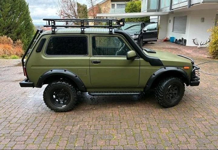 Grün Gebraucht 2021 Lada niva SUV | 20.000 € (Teuer) - Bild 1/4