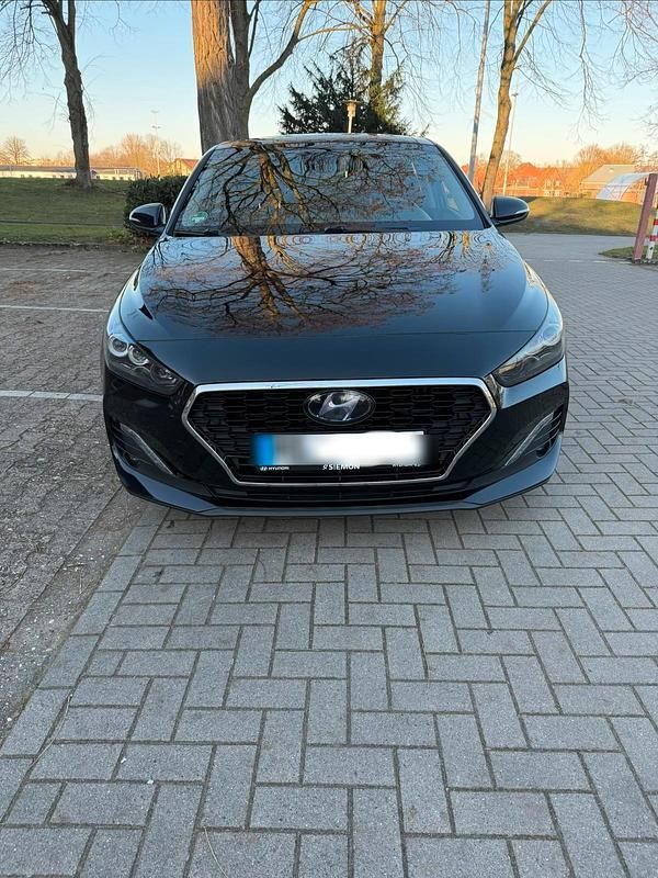 Gebraucht Hyundai i30 Premium 140 PS (102 kW) 2018 Schwarz Limousine