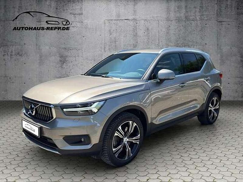 Pebble grey (metallic) Gebraucht 2021 Volvo XC40 Inscription SUV | 31.490 € (Guter Preis) - Bild 1/4