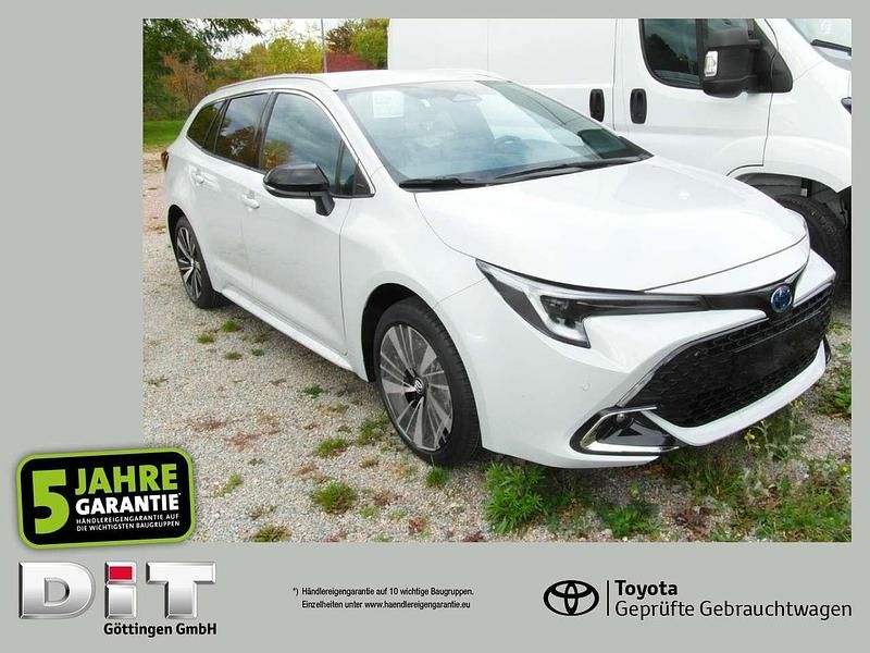 Platinumweiß metallic Neu 2025 Toyota Corolla Kombi | 31.990 € - Bild 1/4