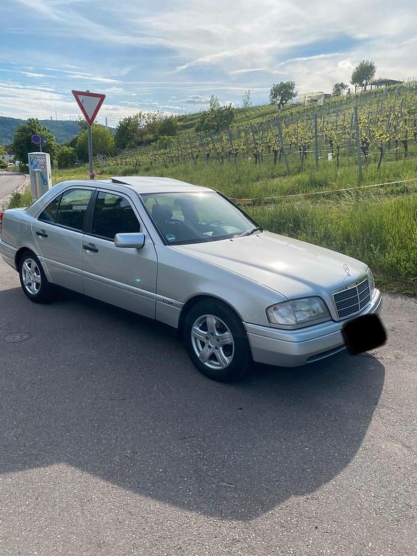 Silber Gebraucht 1993 Mercedes C220 Limousine | 5.500 € - Bild 1/4