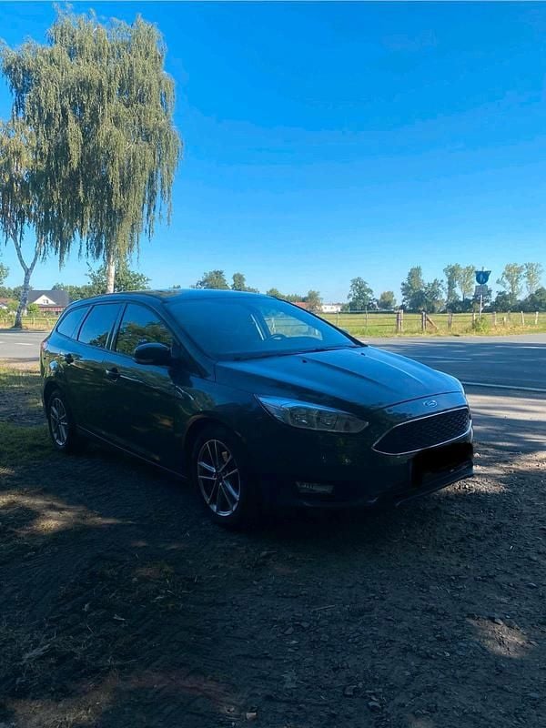 Braun Gebraucht 2017 Ford Focus Limousine | 5.700 € (Superpreis) - Bild 1/4