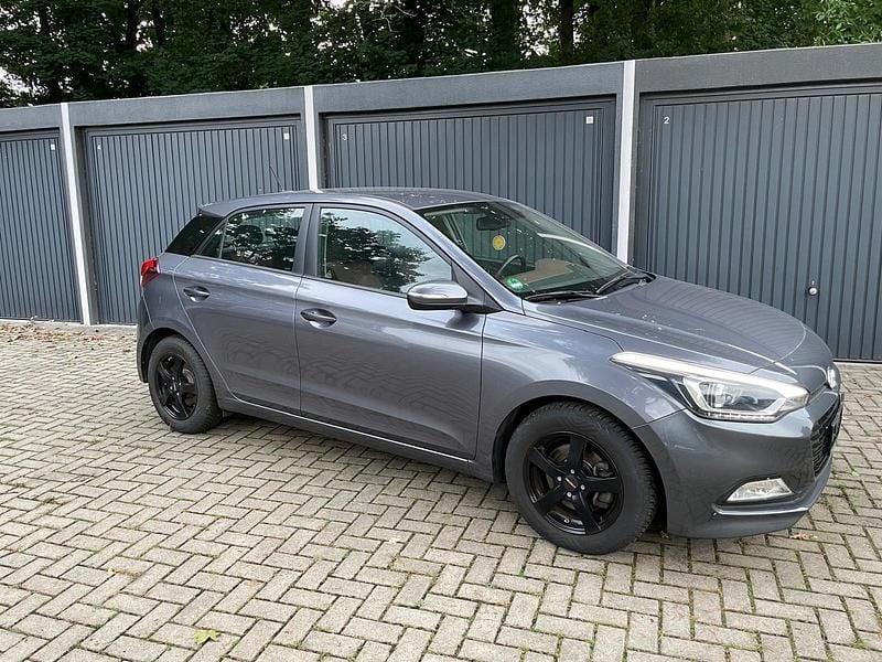 Grau Gebraucht 2016 Hyundai i20 Kleinwagen | 8.888 € (Fairer Preis) - Bild 1/4