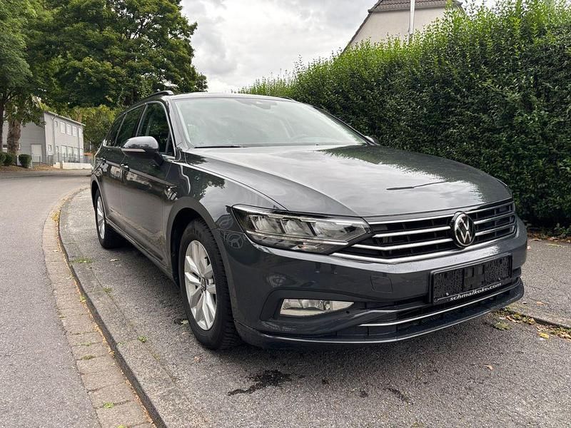 Grau Gebraucht 2020 VW Passat Business Limousine | 19.490 € (Superpreis) - Bild 1/4