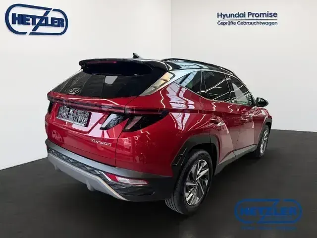 Gebraucht Hyundai Tucson Trend 150 PS (110 kW) 2021 Sunset red / phantom black / m SUV