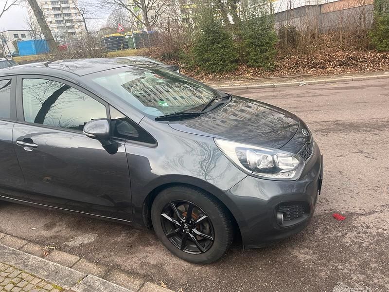Gebraucht Kia Rio 90 PS (66 kW) 2014 Grau Kleinwagen
