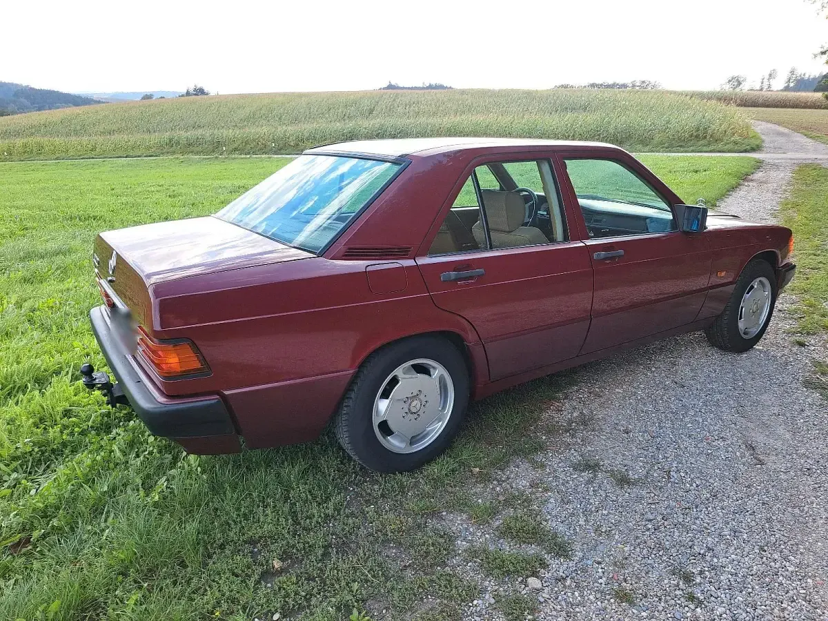 Gebraucht Mercedes 190 72 PS (52 kW) 1990 Rot Limousine