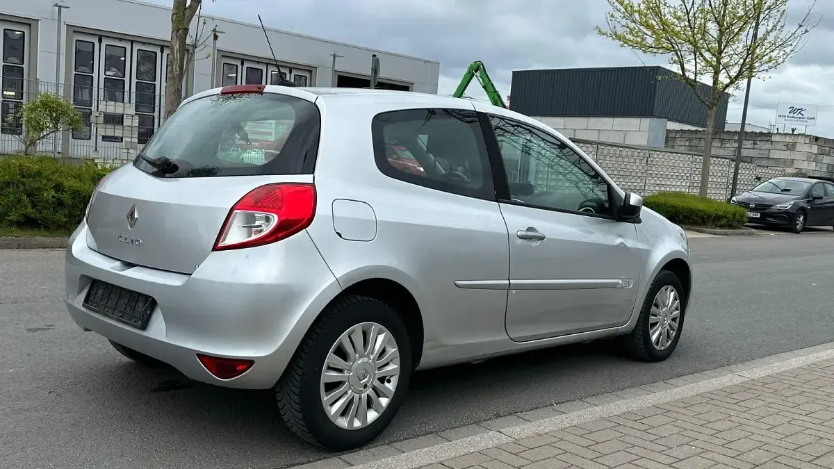 Gebraucht Renault Clio III Dynamique 75 PS (55 kW) 2010 Grau Limousine