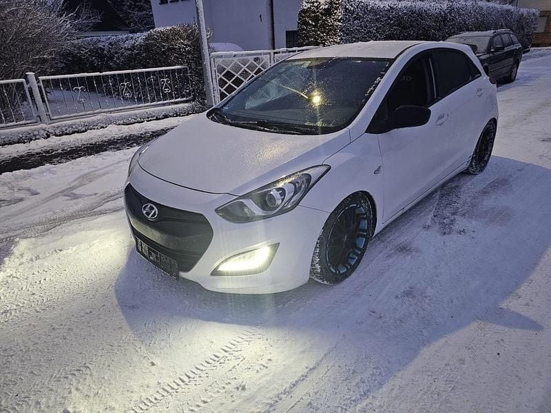 Weiß Gebraucht 2013 Hyundai i30 Edition Limousine | 4.500 € (Guter Preis) - Bild 1/4