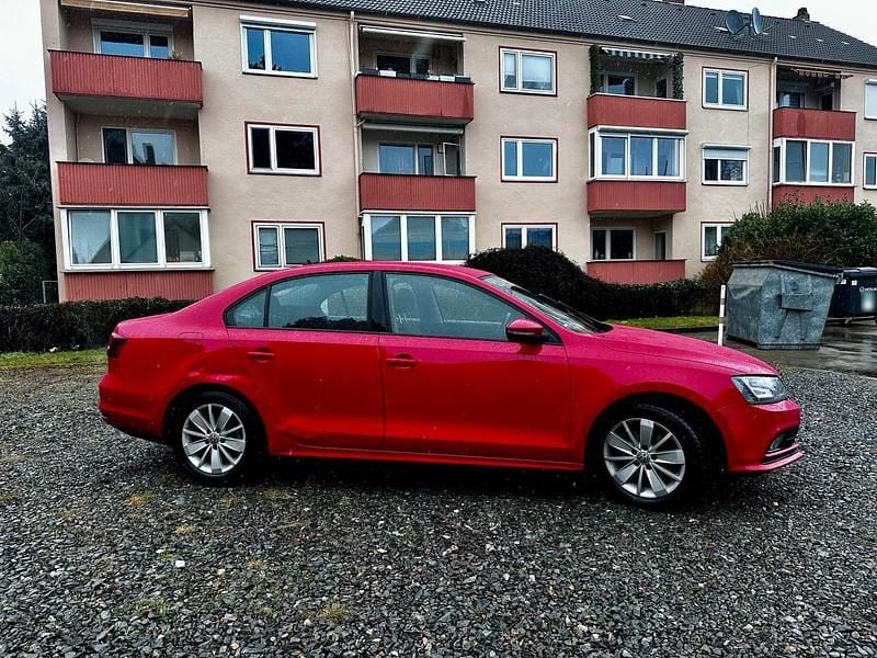 Gebraucht VW Jetta 105 PS (77 kW) 2016 Rot Limousine