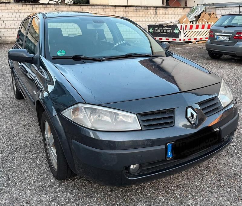 Grau Gebraucht 2005 Renault Mégane II Limousine | 1.000 € (Guter Preis) - Bild 1/4