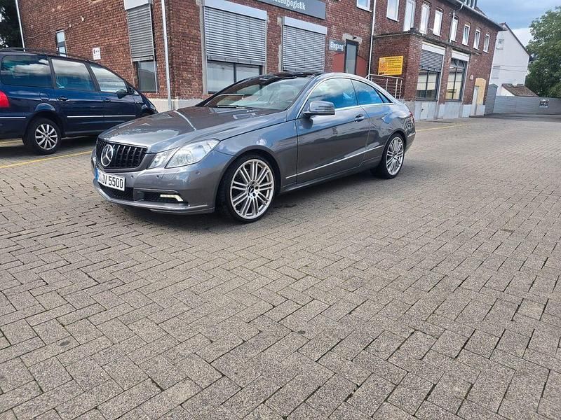 Grau Gebraucht 2010 Mercedes E500 Avantgarde Coupé | 13.499 € (Guter Preis) - Bild 1/4