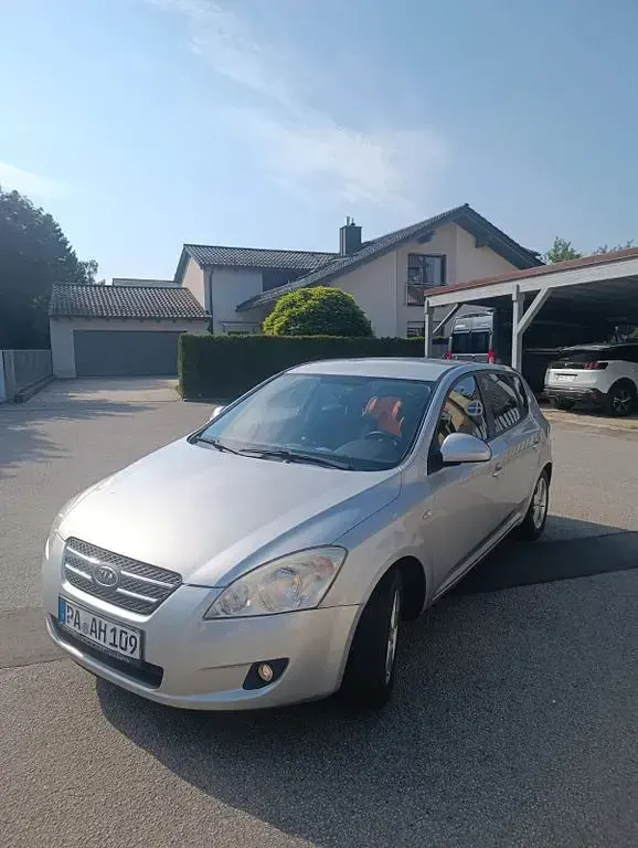 Gebraucht Kia Ceed LX 105 PS (77 kW) 2008 Silber Kleinwagen