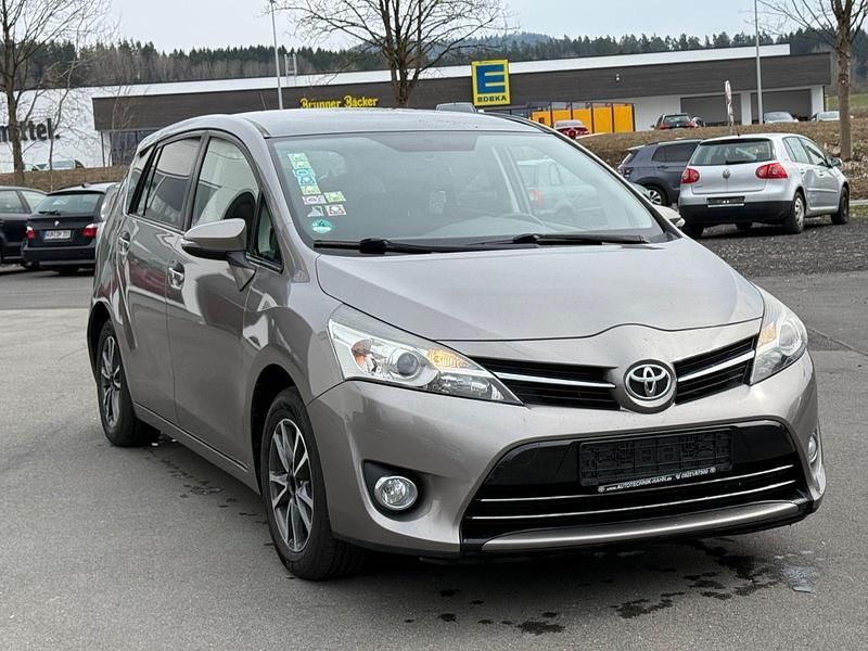 Gebraucht Toyota Verso Skyview Edition 111 PS (81 kW) 2015 Van / Kleinbus