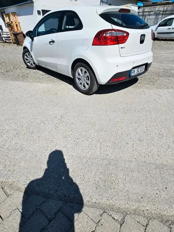 Używany Kia Rio Attract 86 KM (63 kW) 2012 Biały Sedan/Limuzyna