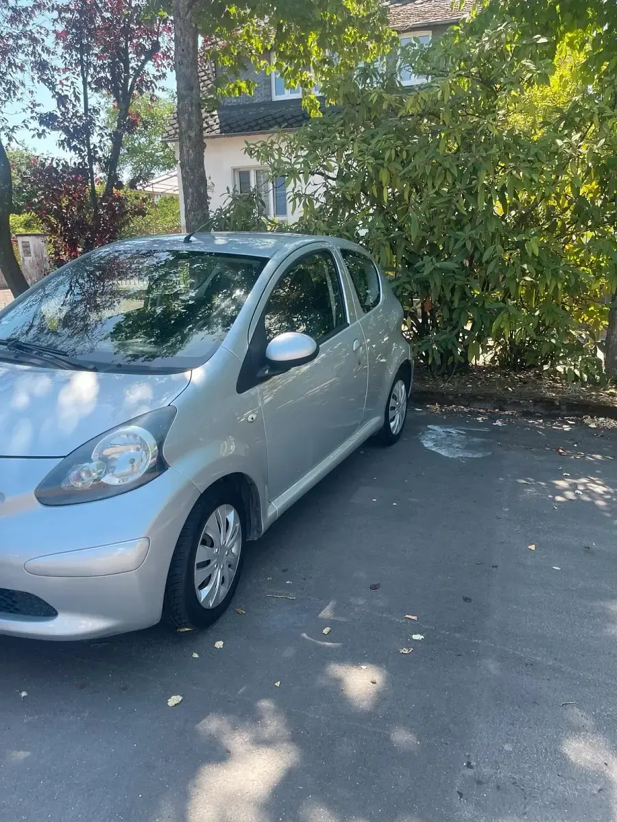 Gebraucht Toyota Aygo 69 PS (50 kW) 2007 Silber Kleinwagen