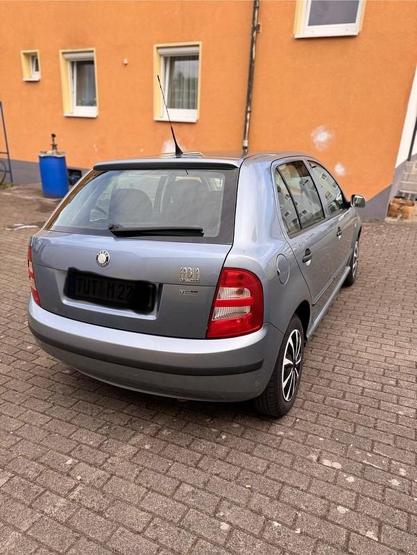 Grau Gebraucht 2003 Skoda Fabia Kleinwagen | 2.450 € (Etwas zu teuer) - Bild 1/4