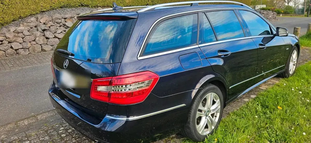 Gebraucht Mercedes E300 Avantgarde 231 PS (169 kW) 2011 Blau Kombi