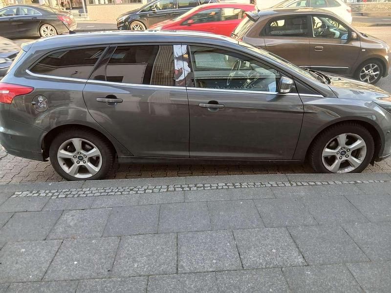 Usata Ford Focus 125 CV (91 kW) 2015 Grigio Station wagon